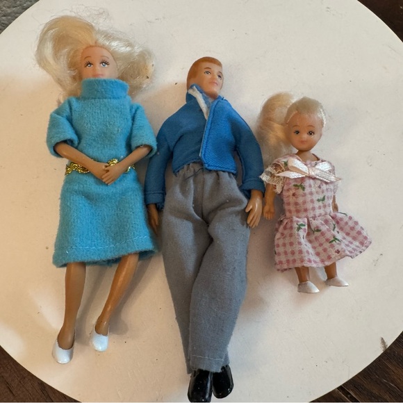 Other - Vintage 1999 Town Square Doll House DOLLS Mom & Dad & Sister